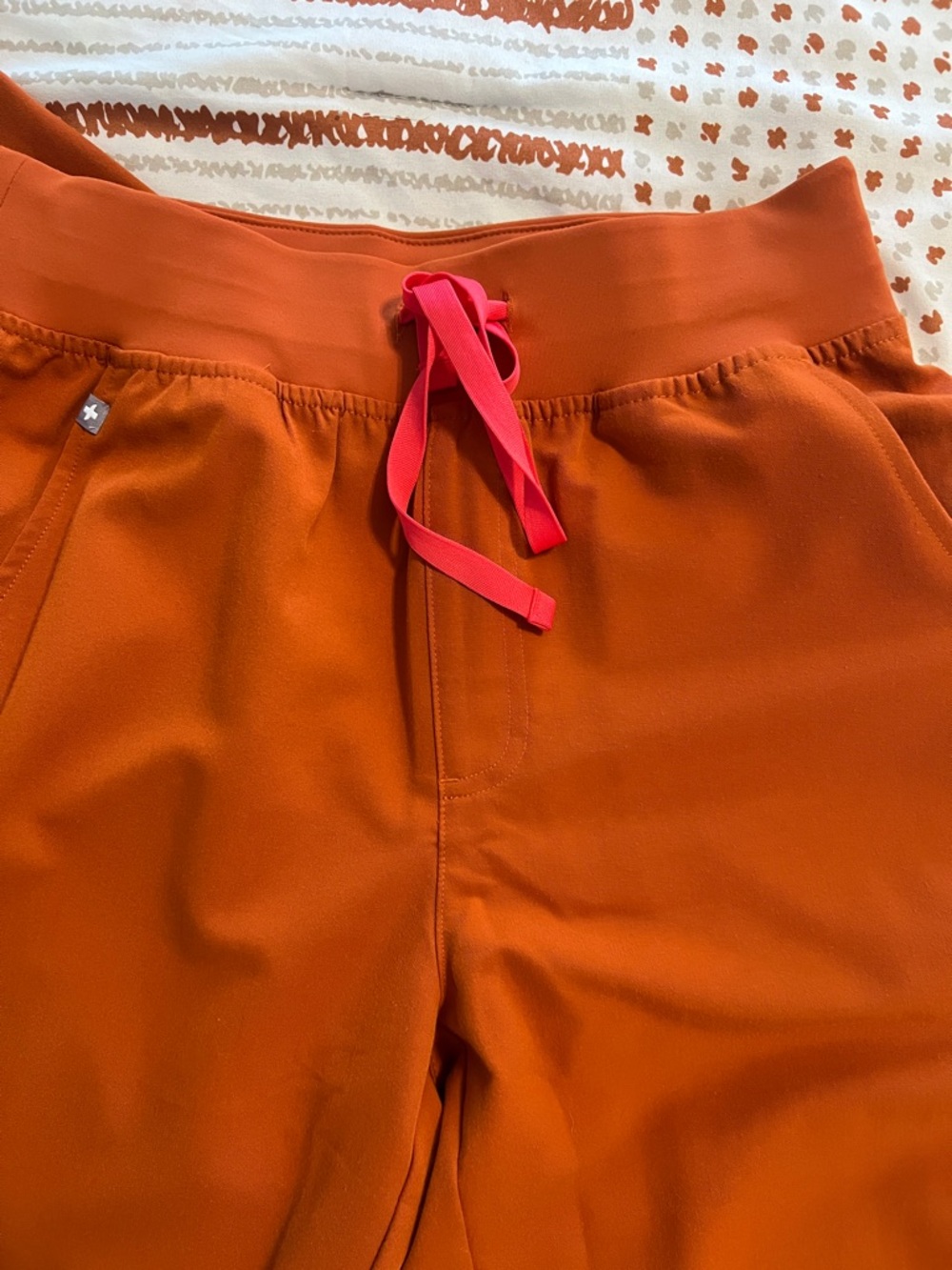 FIGS V-Neck Scrub Top / joggers in Rust Orange - Picture 4 of 5